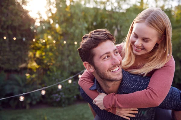 Portret Van Paar Met Man Geven Vrouw Piggyback Thuis Achtertuin — Stockfoto