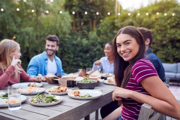 Retrato Una Mujer Con Amigos Casa Sentada Mesa Disfrutando Comida —  Fotos de Stock