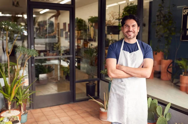 Retrato Homem Sorridente Proprietário Floristas Porta Cercada Por Plantas — Fotografia de Stock