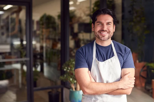 Ritratto Uomo Sorridente Proprietario Fioristi Piedi Portale Circondato Piante — Foto Stock