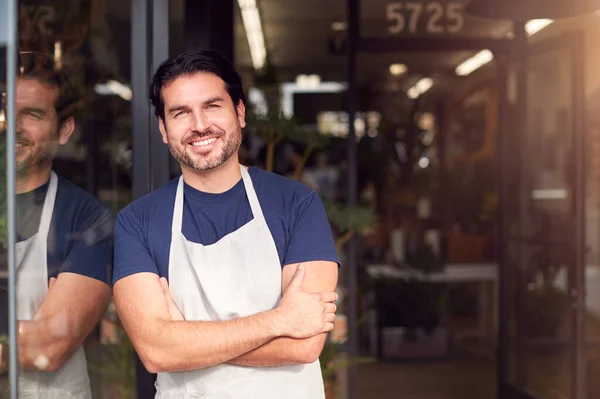 Retrato Sonriente Dueño Masculino Floristas Parados Entrada Rodeados Plantas — Foto de Stock