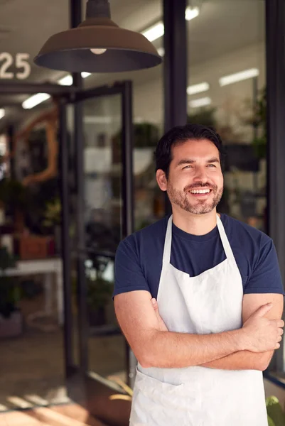 Sorrindo Masculino Proprietário Floristas Porta Cercada Por Plantas — Fotografia de Stock