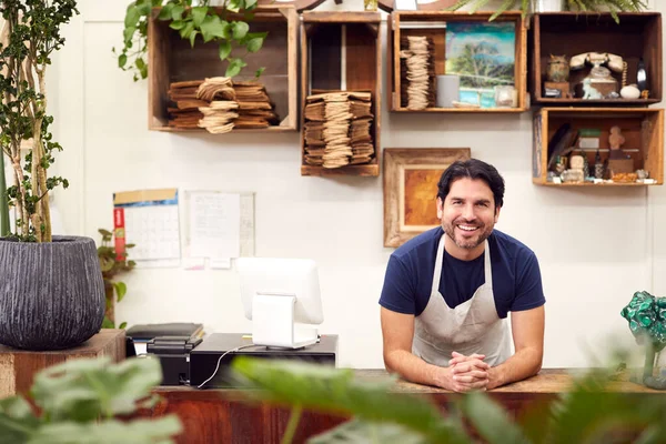 Retrato Sonriente Asistente Ventas Masculino Parado Detrás Del Mostrador Ventas —  Fotos de Stock