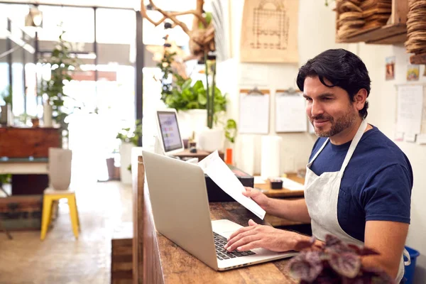 Mężczyzna Sprzedawca Asystent Pracujący Laptopie Biurko Sprzedaży Kwiaciarni Sklep — Zdjęcie stockowe