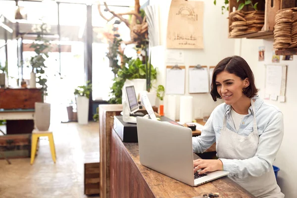 Asistente Ventas Femenina Que Trabaja Computadora Portátil Detrás Del Escritorio —  Fotos de Stock