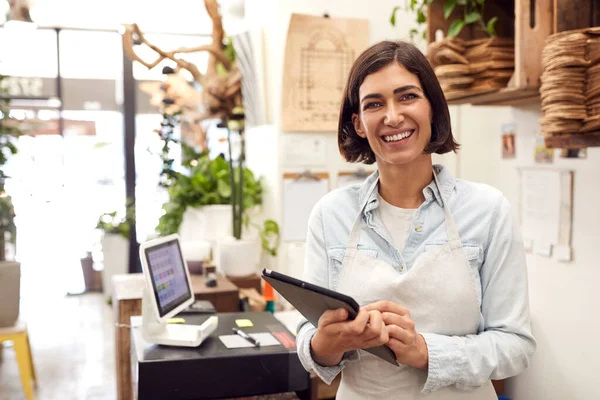 Porträt Einer Inhaberin Mit Digitalem Tablet Das Hinter Dem Verkaufstisch — Stockfoto