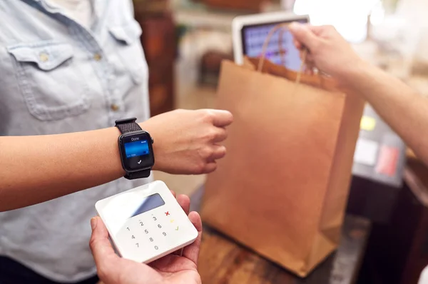 Közelkép Boltban Hogy Érintésmentes Fizetés Sales Desk Holding Smart Watch — Stock Fotó
