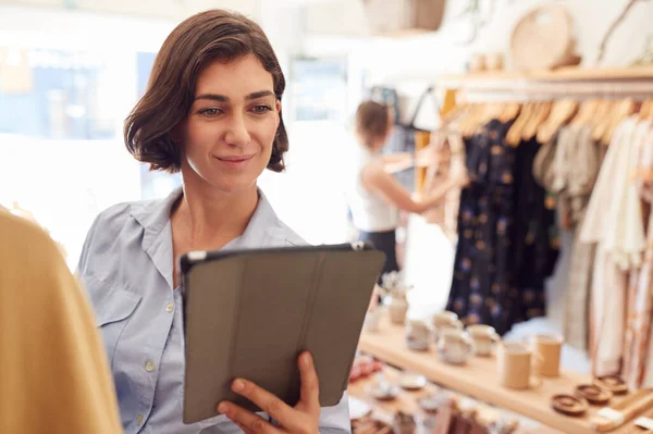 Kvinnlig Ägare Modebutik Med Hjälp Digital Surfplatta För Att Kontrollera — Stockfoto