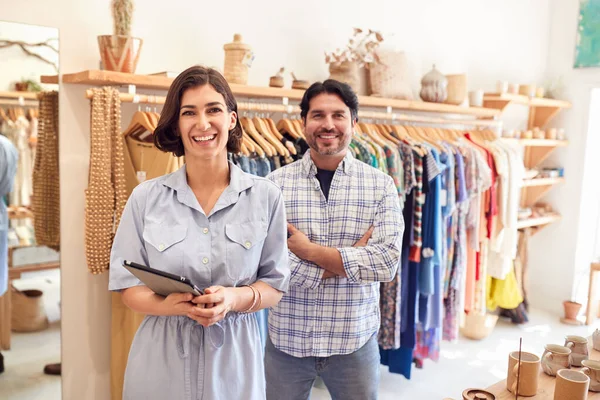 Retrato Los Propietarios Masculinos Femeninos Tienda Moda Que Comprueba Stock —  Fotos de Stock