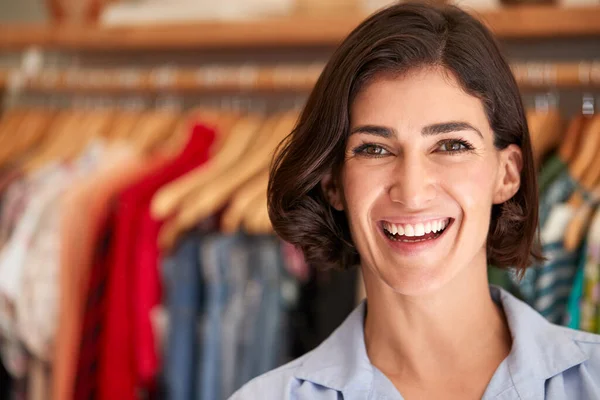 Portret Van Glimlachende Vrouwelijke Eigenaar Van Fashion Store Staande Voor — Stockfoto