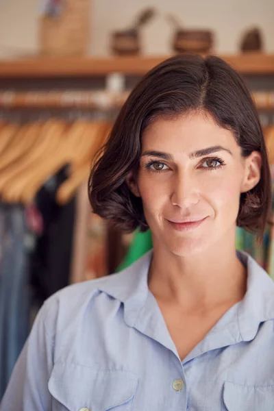 Porträt Einer Lächelnden Inhaberin Eines Modegeschäfts Die Vor Kleidungsstücken Auf — Stockfoto