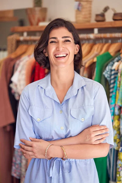 Retrato Mulher Sorridente Proprietário Loja Moda Frente Roupas Trilhos — Fotografia de Stock