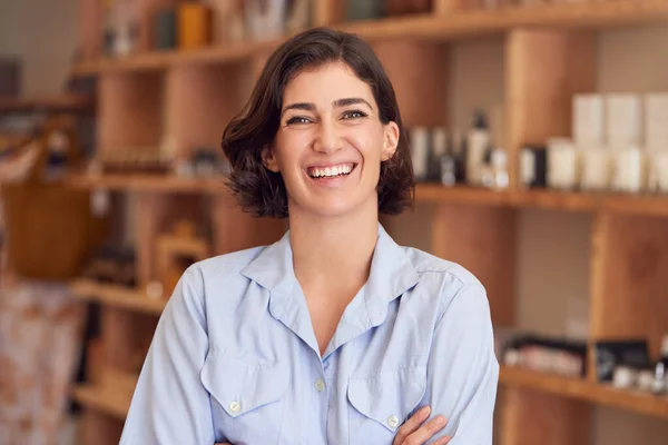 Retrato Propietaria Femenina Tienda Regalos Pie Frente Los Estantes Con — Foto de Stock