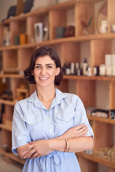 Porträt Der Besitzerin Eines Souvenirladens Die Mit Kosmetik Und Kerzen — Stockfoto