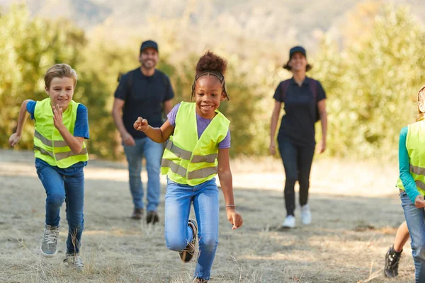 Líder Equipo Adulto Con Niños Campamento Actividades Aire Libre Voluntariado —  Fotos de Stock