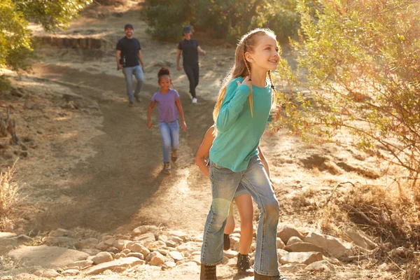 Volwassen Teamleiders Met Groep Kinderen Een Activiteitenkamp Buitenshuis Wandelen Door — Stockfoto