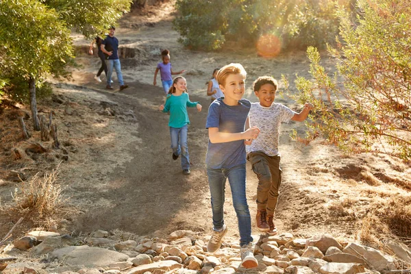 Líderes Equipo Adultos Con Grupo Niños Campamento Actividades Aire Libre — Foto de Stock