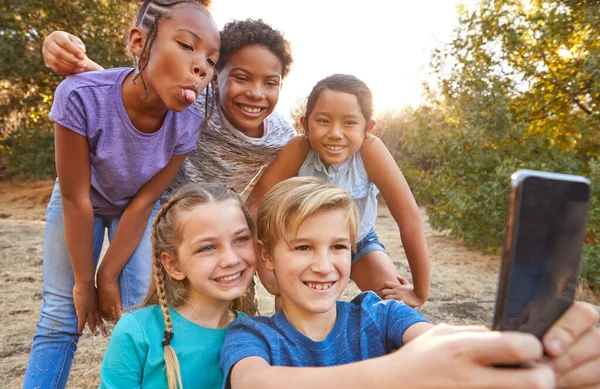 Grupo Niños Multiculturales Posando Para Selfie Con Amigos Campo Juntos —  Fotos de Stock