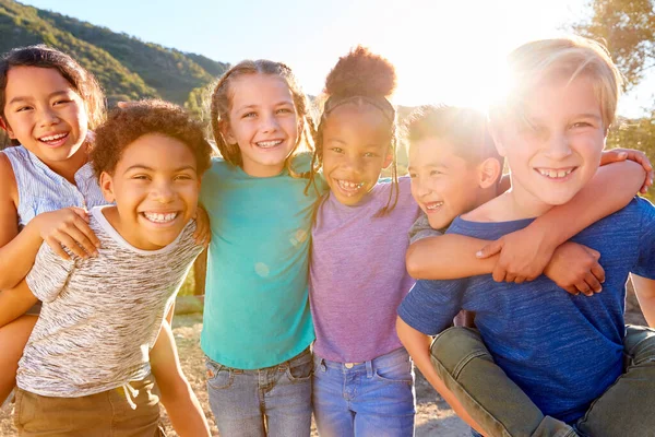 Portret Van Multiculturele Kinderen Die Samen Met Vrienden Het Platteland — Stockfoto