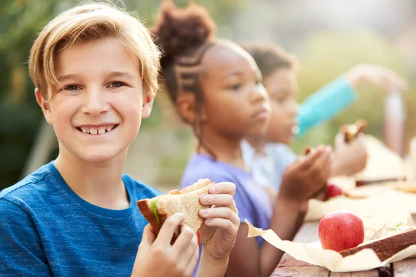 Retrato Niño Con Amigos Comiendo Picnic Saludable Mesa Aire Libre — Foto de Stock