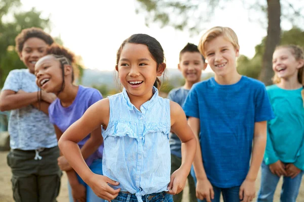 Grupo Niños Multiculturales Posando Pasando Rato Con Amigos Campo Juntos —  Fotos de Stock