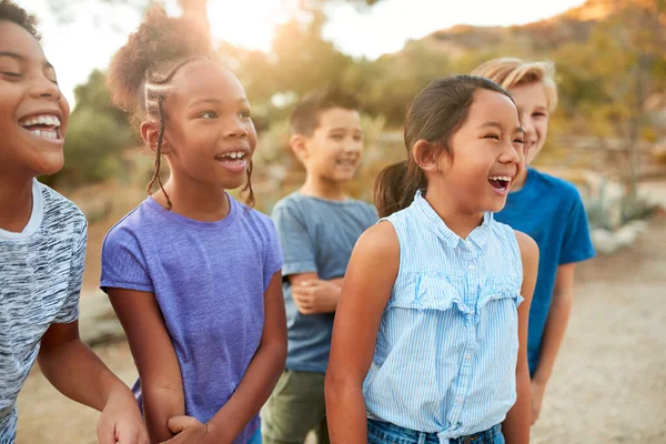 Gruppo Bambini Multiculturali Posa Uscire Con Gli Amici Campagna Insieme — Foto Stock