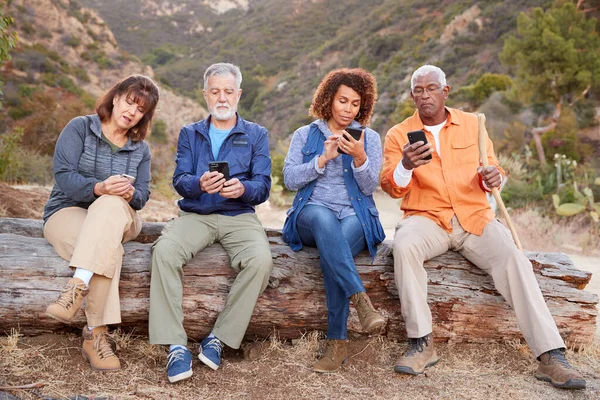 Grupo Amigos Seniores Caminhada Campo Verificando Telefones Celulares Para Medo — Fotografia de Stock