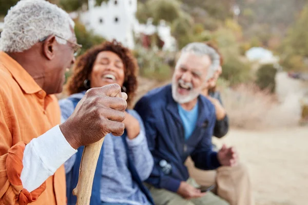 Seniorengruppe Wandert Auf Dem Land Und Schaut Gemeinsam Auf Mobiltelefone — Stockfoto