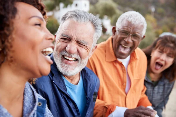 Groep Van Senior Vrienden Voet Het Platteland Praten Samen Lachen — Stockfoto