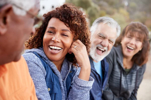Groep Van Senior Vrienden Voet Het Platteland Praten Samen Lachen — Stockfoto