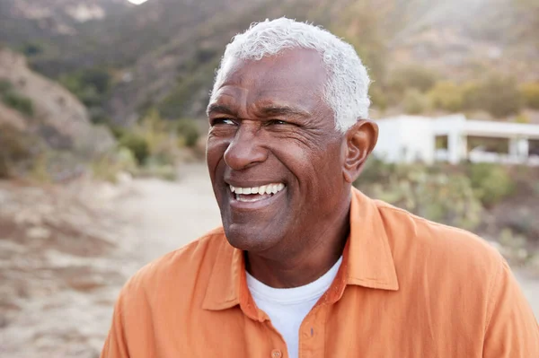 Portret Uśmiechniętego Afroamerykanina Seniora Świeżym Powietrzu Wsi — Zdjęcie stockowe