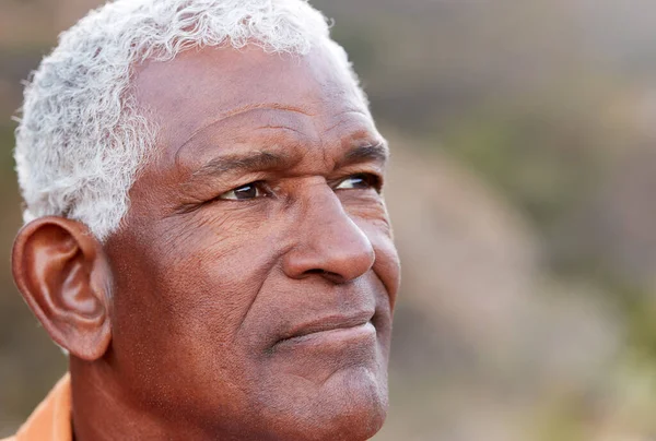 Außenporträt Eines Ernsten Afroamerikanischen Seniors Mit Psychischen Problemen — Stockfoto