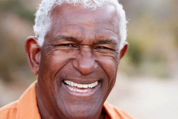 Πορτρέτο Του Χαμογελαστού Αφροαμερικανού Πρεσβύτερου Άνδρα Στην Ύπαιθρο — Φωτογραφία Αρχείου