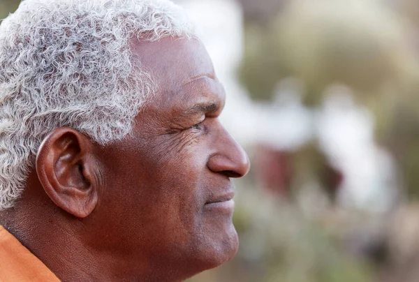 Profilo Esterno Ritratto Uomo Anziano Afroamericano Serio Con Preoccupazioni Salute — Foto Stock