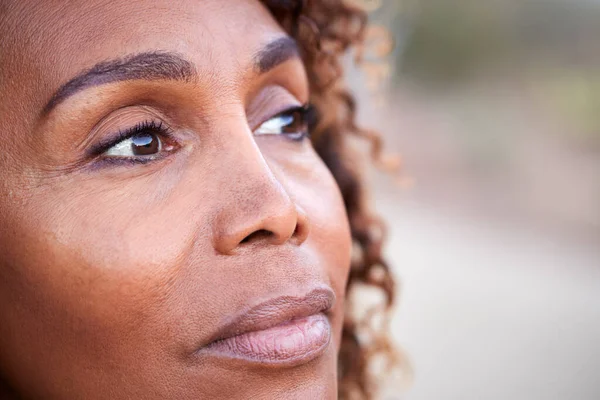 Outdoor Portret Van Ernstige Afro Amerikaanse Senior Vrouw Met Geestelijke — Stockfoto