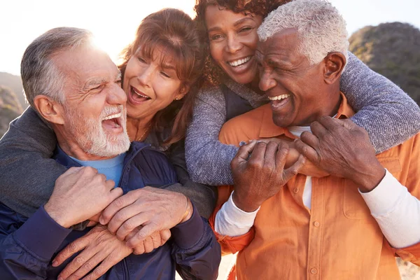 Sorrindo Amigos Seniores Divertindo Andando Campo Juntos — Fotografia de Stock