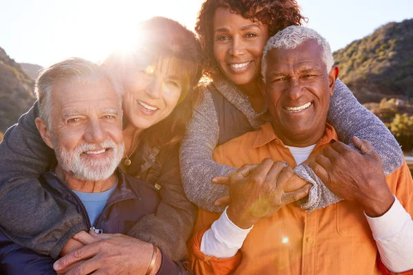 Porträt Lächelnder Senioren Freunde Die Spaß Gemeinsamen Spazierengehen Der Natur — Stockfoto