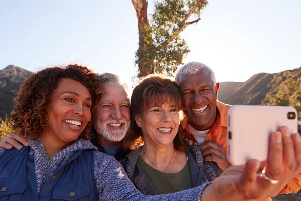 Gruppo Amici Anziani Posa Selfie Mentre Camminano Lungo Sentiero Campagna — Foto Stock