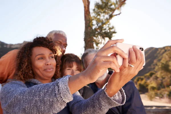 Gruppe Von Senioren Freunden Posiert Für Selfie Während Sie Auf — Stockfoto