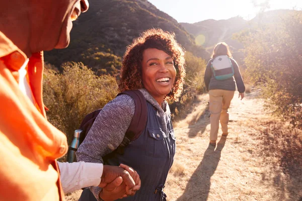 Frau Hilft Mann Auf Wanderschaft Seniorengruppe Wandert Gemeinsam Auf Dem — Stockfoto