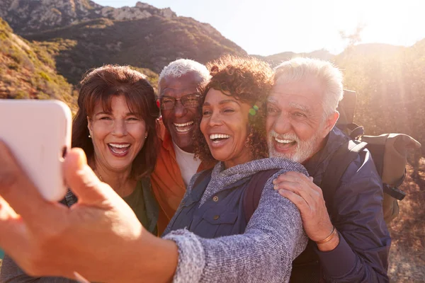 Gruppo Amici Anziani Posa Selfie Mentre Camminano Lungo Sentiero Campagna — Foto Stock