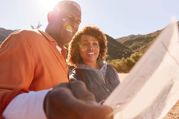 Senior Couple Looking Map Hike Trail Countryside Together — Stock Photo, Image