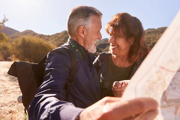 Senior Par Tittar Kartan När Vandrar Längs Leden Landet Tillsammans — Stockfoto