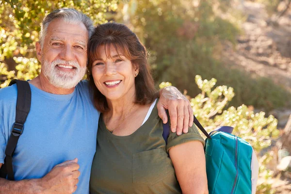 Retrato Una Pareja Hispana Mayor Amando Senderismo Largo Del Sendero — Foto de Stock