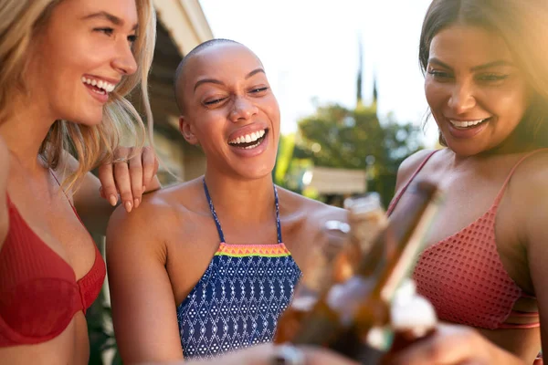 Ομάδα Γυναικών Φίλων Έξω Πίνοντας Μπύρα Και Κάνοντας Πρόποση Καθώς — Φωτογραφία Αρχείου
