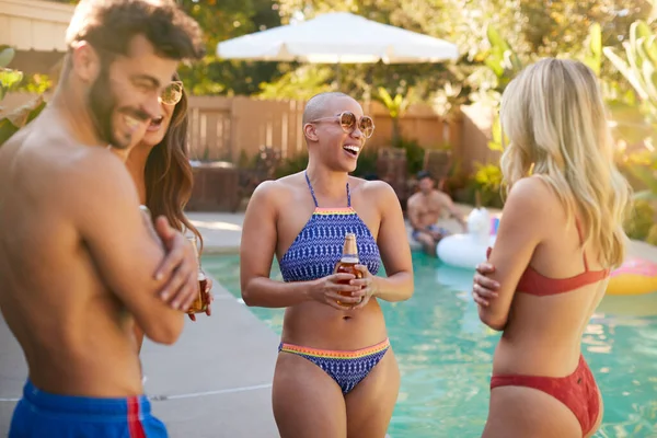 Grupo Amigos Sonrientes Aire Libre Bebiendo Cerveza Disfrutando Fiesta Verano — Foto de Stock