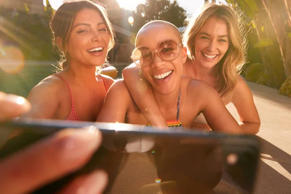 Grupa Kobiet Przyjaciół Letniej Pool Party Bierze Selfie Telefon Komórkowy — Zdjęcie stockowe