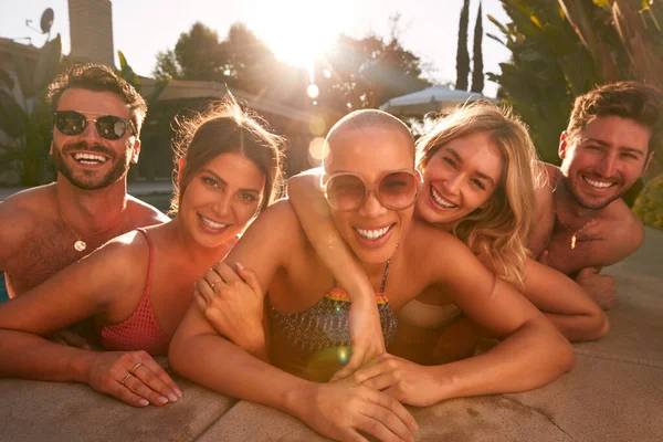 游泳馆中的朋友团放松与享受夏日泳池派对的肖像 — 图库照片