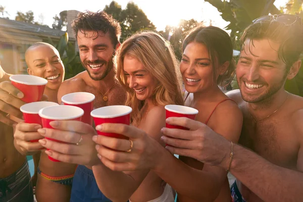 Grupo Amigos Sonrientes Aire Libre Haciendo Brindis Con Cerveza Disfrutando —  Fotos de Stock