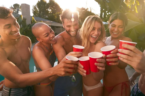 Grupo Amigos Sorridentes Livre Fazendo Brinde Com Cerveja Desfrutando Festa — Fotografia de Stock